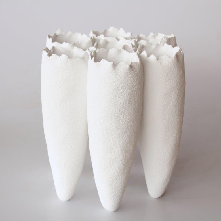 7 WHITE CERAMIC VASES JOINED  25X25X25CM